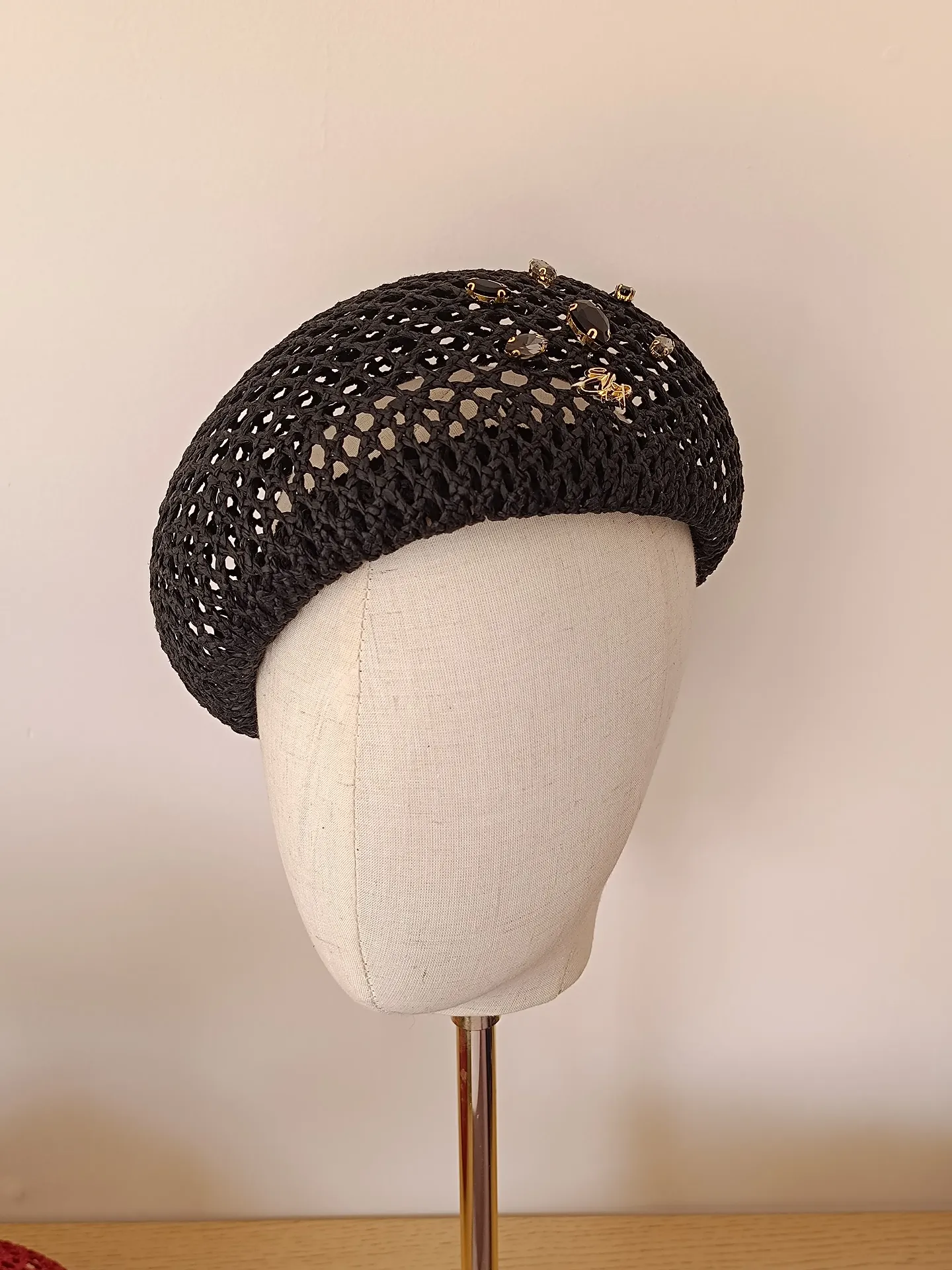 Béret ajouré noir avec perles - 160 €