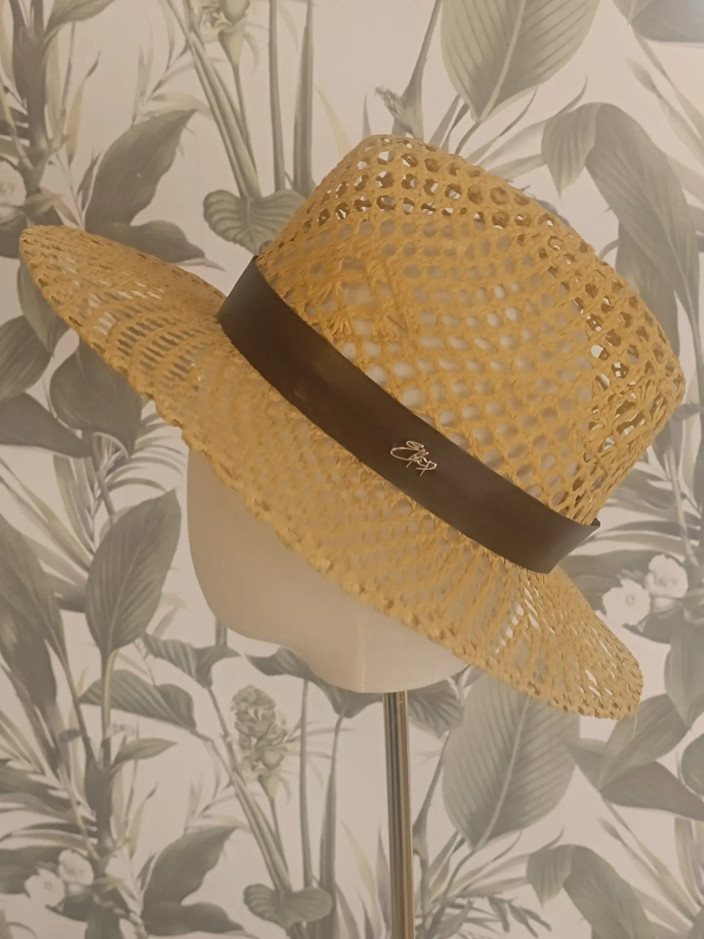 Chapeau forme Fédora ajouré