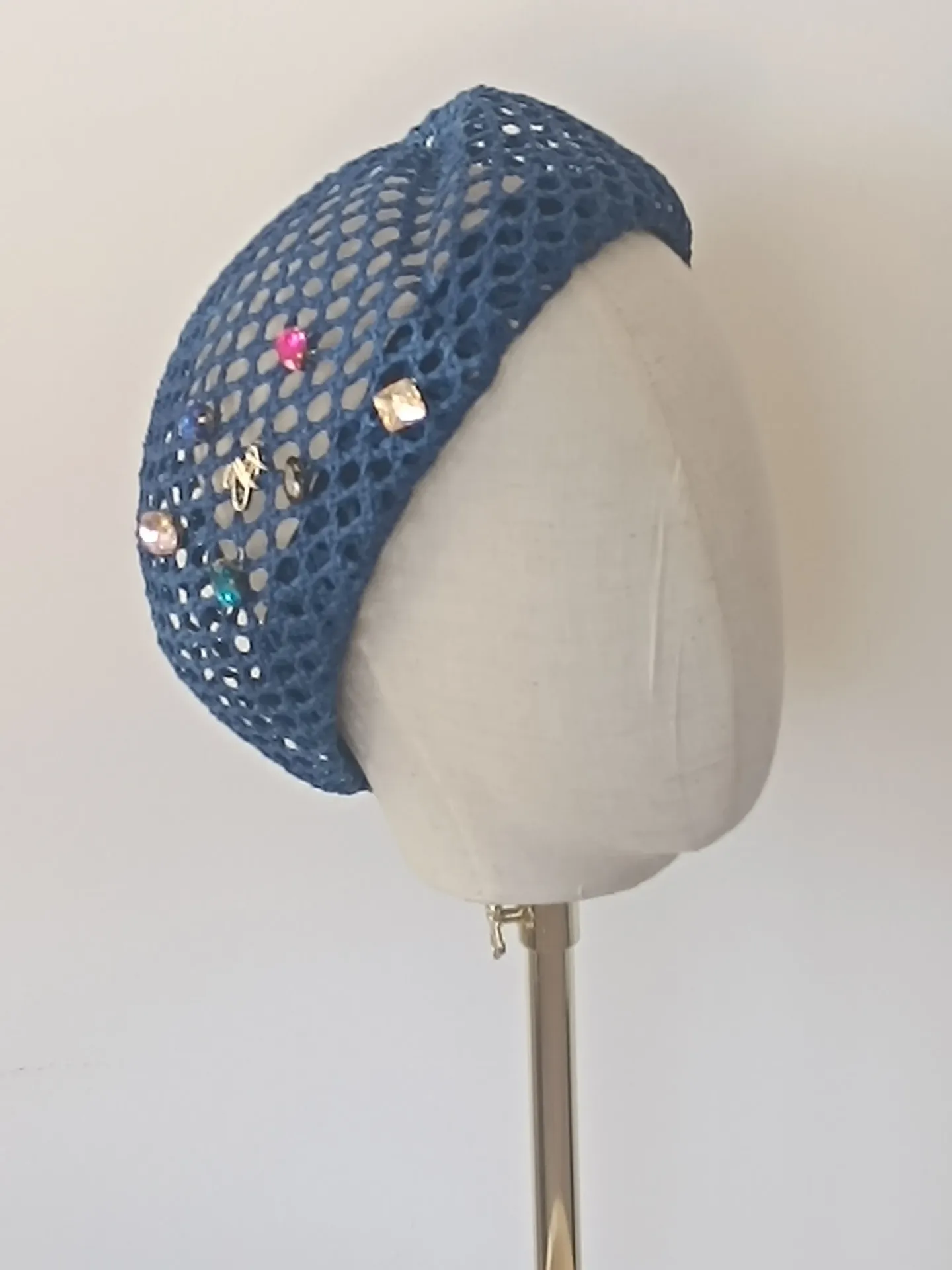 Béret ajouré bleu avec perles