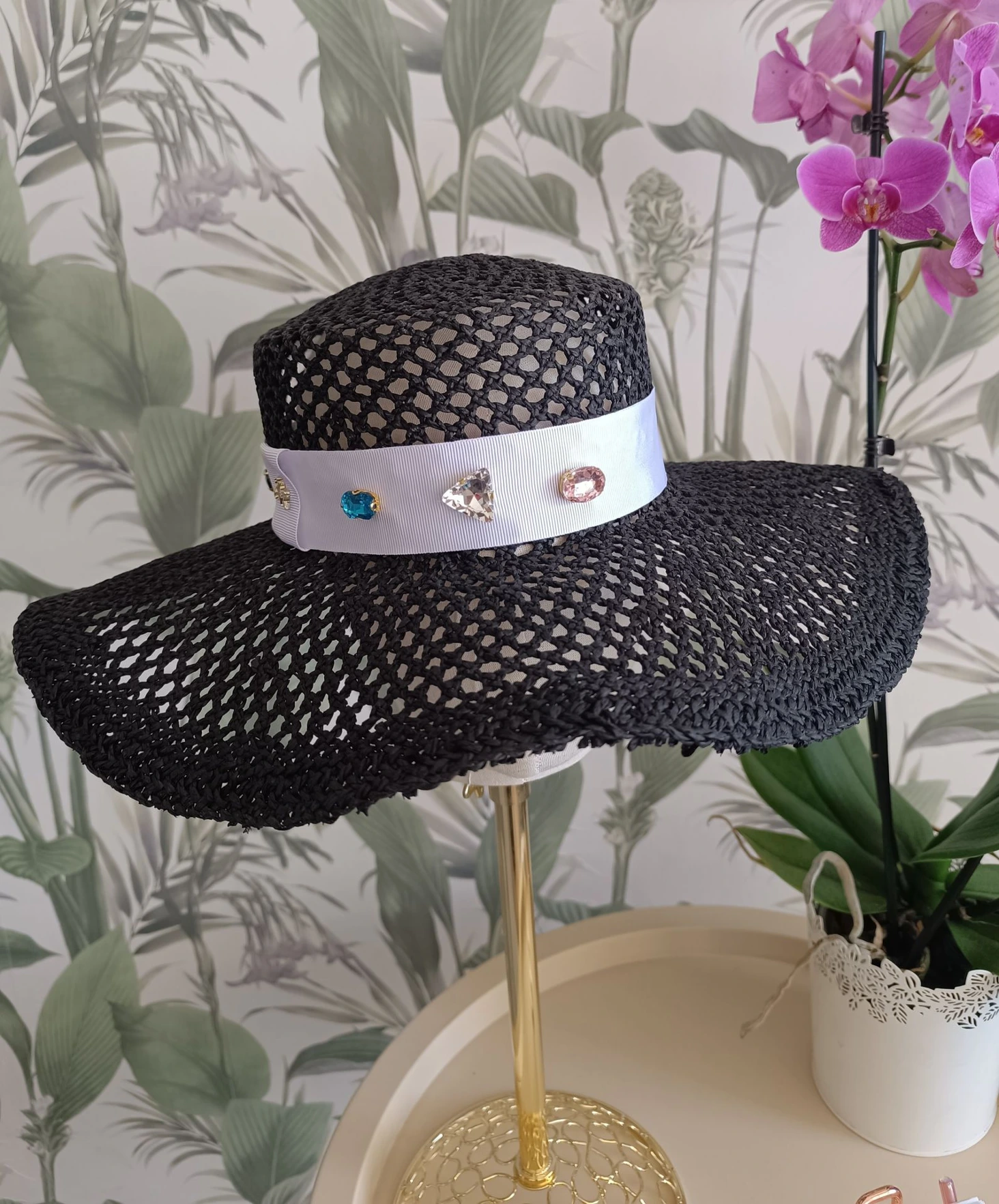 Chapeau ajouré avec perles - 190€