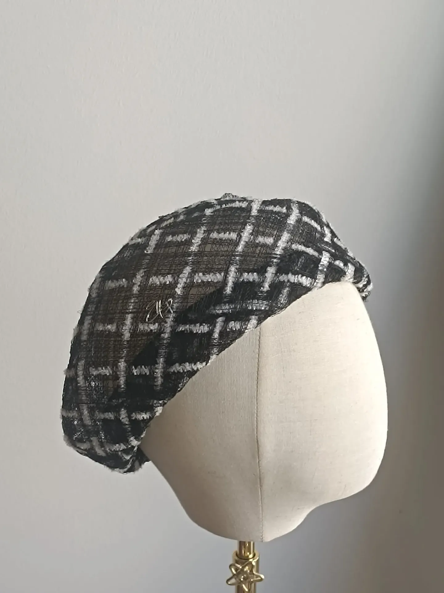 Toque bicolore - 250 €