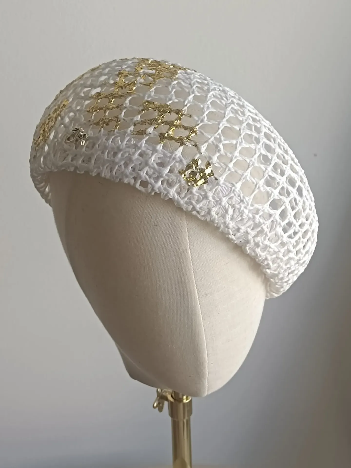 Béret ajouré doré -