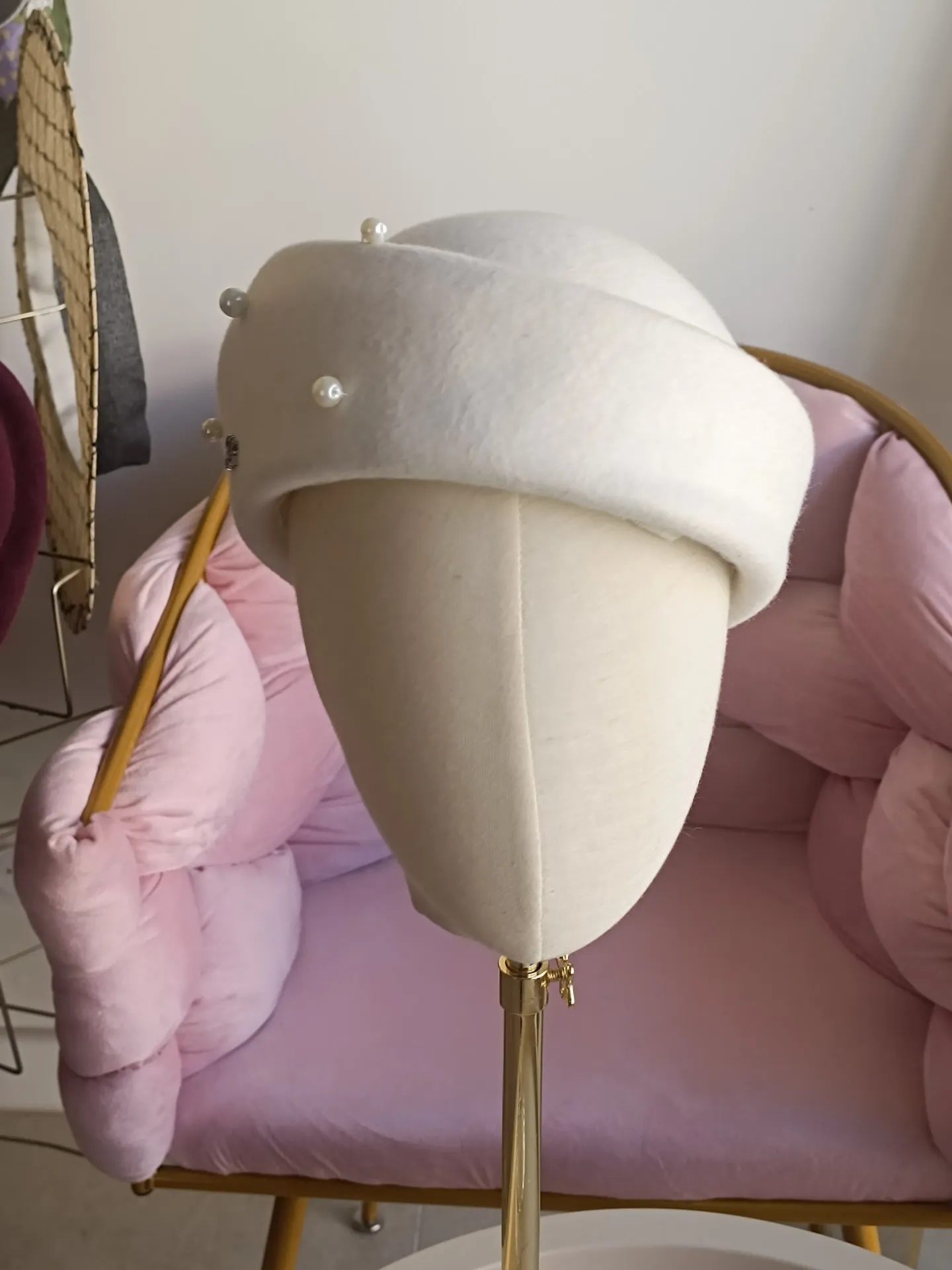 Toque en feutre et perles - 220€