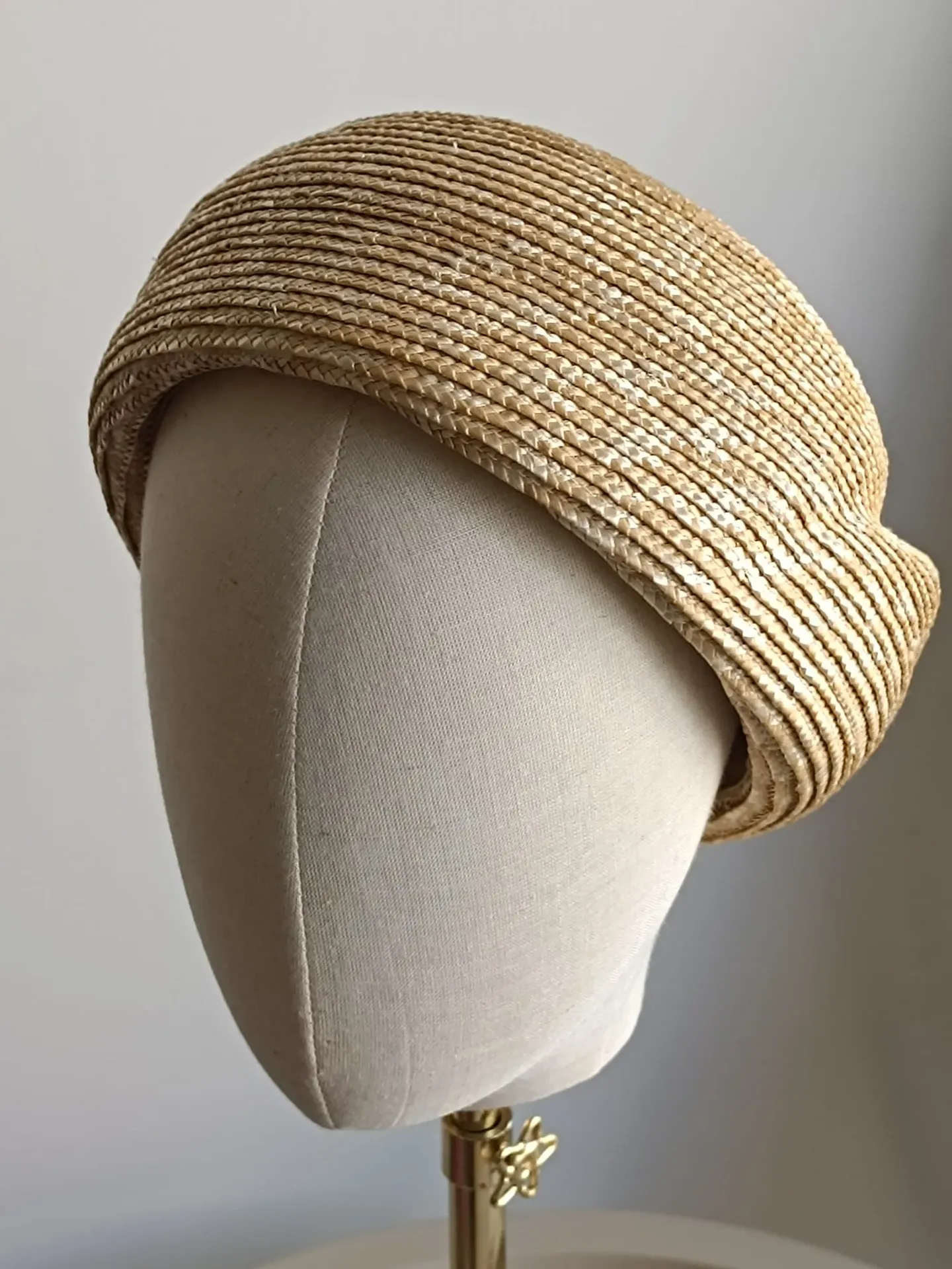 Toque en paille cousue