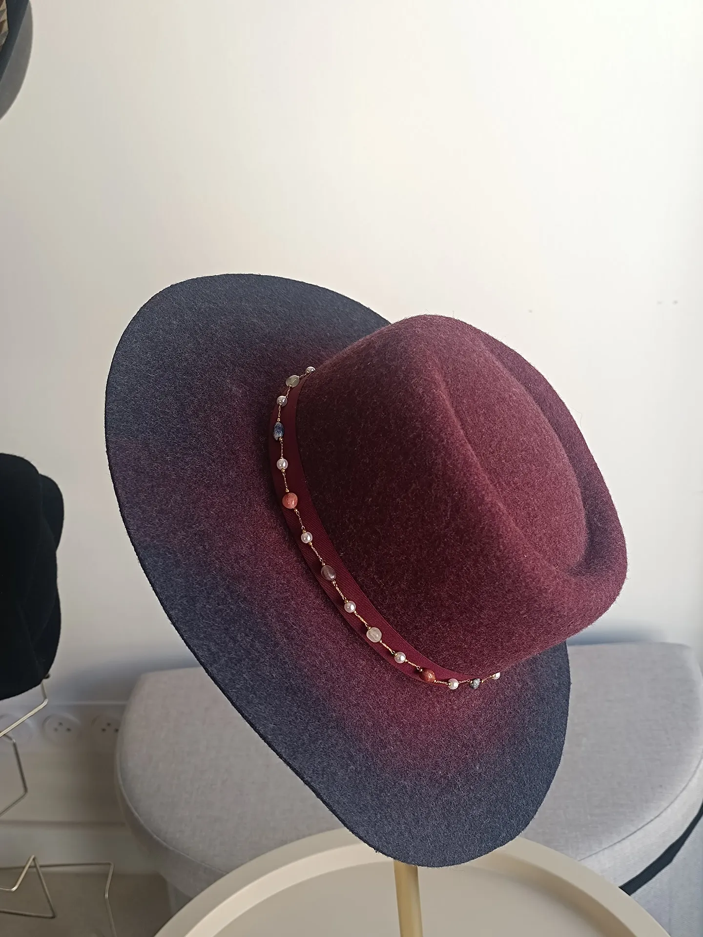 Chapeau en feutre bicolore - 250 €